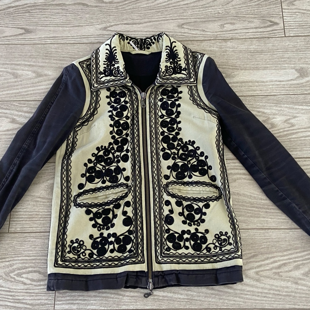 Free People women’s embroidery jacket. Size: XS/TP